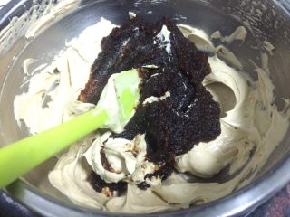 17、红枣泥磅蛋糕,再把红枣泥加黄油糊中