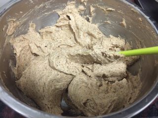 18、红枣泥磅蛋糕,翻拌混合均匀