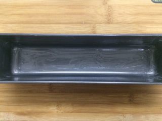 19、红枣泥磅蛋糕,模具涂上黄油(方子外),防粘。烤箱180度进行预热。