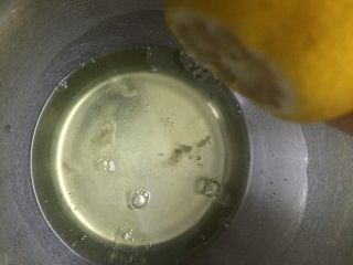 20、红枣泥磅蛋糕,蛋白取出,加入几滴柠檬汁,进行打发。