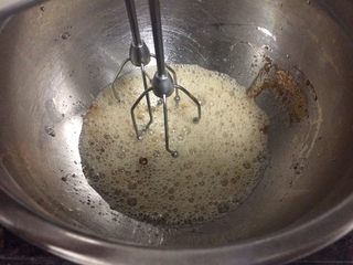 21、红枣泥磅蛋糕,大汽泡时加入红砂糖,糖分三次加入。