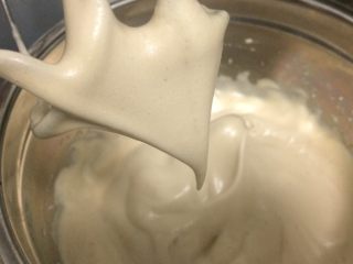 22、红枣泥磅蛋糕,打至硬性发泡。