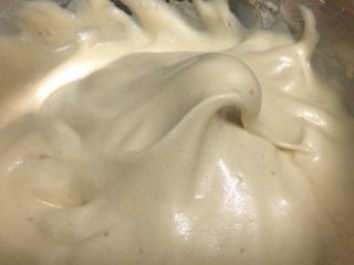 23、红枣泥磅蛋糕,呈小弯钩状,泡沫细腻有光泽。