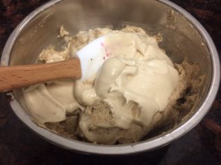 24、红枣泥磅蛋糕,取三分之一蛋白霜加入黄油糊中拌匀。