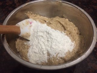 25、红枣泥磅蛋糕,加入剩下低粉的一半,翻拌或切拌均匀,再把黄油糊加入剩下的蛋白霜中,拌匀,最后把剩下的低粉倒进去,混合均匀,注意拌的手法,不要划圈,拌至无干粉便可。