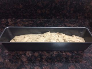 27、红枣泥磅蛋糕,倒入模具中