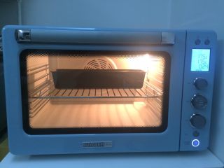 29、红枣泥磅蛋糕,上下层170度,放中层烤35分钟。