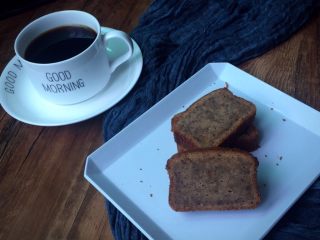 31、红枣泥磅蛋糕,几块红枣泥蛋糕,配一杯冷萃咖啡,美美的下午茶开始了。