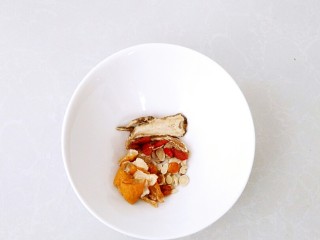 2、补血益气养颜茶,所有的食材混合，放入大碗中用温水寖泡冲洗干净。
