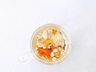 4、补血益气养颜茶,冲入热水。