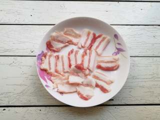 4、干煸花菜,五花肉切成片