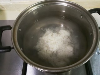 3、糖桂花酒酿蛋花,放入一勺砂糖