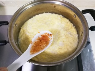 8、糖桂花酒酿蛋花,放入三勺糖桂花搅匀