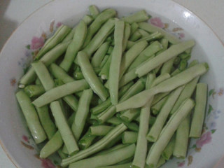 1、干煸四季豆,将四季豆掐去两头的尖，撕掉老筋，掰成段