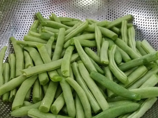 2、干煸四季豆,清洗干净，沥干水分