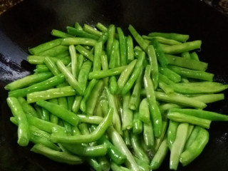 3、干煸四季豆,锅中油烧热。放入四季豆中火炸制