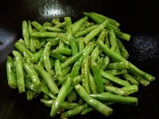 4、干煸四季豆,炸至表皮褶皱后盛出