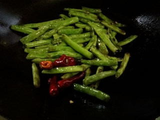 6、干煸四季豆,倒入四季豆翻炒数下