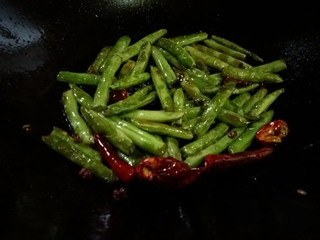 7、干煸四季豆,放入食盐、少许味精炒匀即可