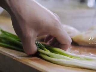 5、暖胃姜汁鸡配重庆小面,将小葱拍扁，铺在砂锅底部