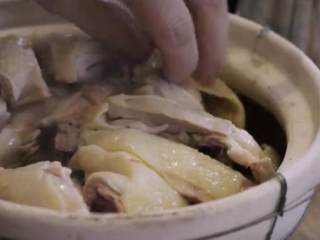 6、暖胃姜汁鸡配重庆小面,将鸡斩块，铺满锅中