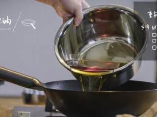 9、暖胃姜汁鸡配重庆小面,重庆小面：锅中倒入葱油，烧热