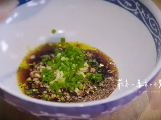 17、暖胃姜汁鸡配重庆小面,取空碗加适量白糖、花椒碎、花椒油、生抽、醋、蒜沫儿、姜沫儿、小葱沫儿铺上适量豆芽