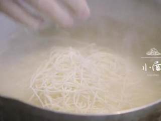 18、暖胃姜汁鸡配重庆小面,锅中放入小面