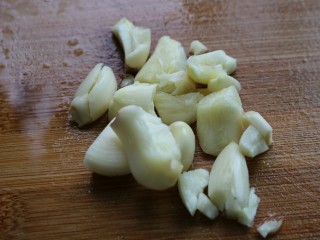 8、≈湖北油焖大虾≈,大蒜拍碎