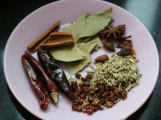 10、≈湖北油焖大虾≈,香料准备好