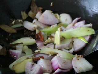 15、≈湖北油焖大虾≈,另起锅,下入葱姜蒜,香料炒香