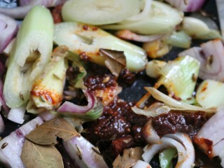 16、≈湖北油焖大虾≈,接着加入豆瓣酱翻炒均匀