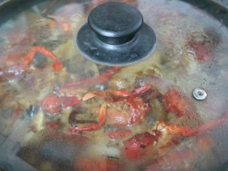 21、≈湖北油焖大虾≈,盖上锅盖,焖煮20分钟