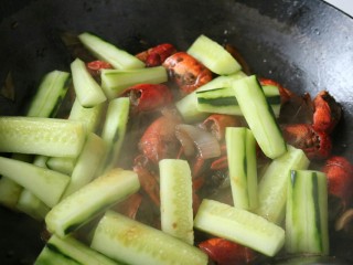 22、≈湖北油焖大虾≈,第15分钟的时候,加入黄瓜条,煮5分钟,即可
