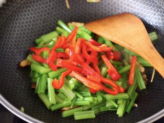 10、香干炒芹菜,加入焯水的芹菜和红椒丝。