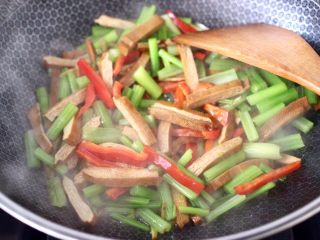 13、香干炒芹菜,大火继续快速翻炒1分钟左右。