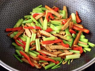 14、香干炒芹菜,把所有的食材翻炒均匀，红椒变软即可关火。