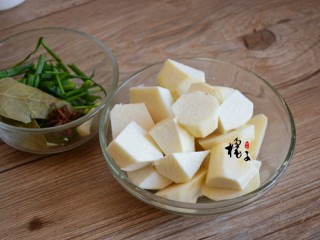 2、红烧芋头排骨,芋头去皮切块