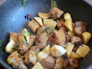 6、红烧芋头排骨,加入芋头翻炒均匀