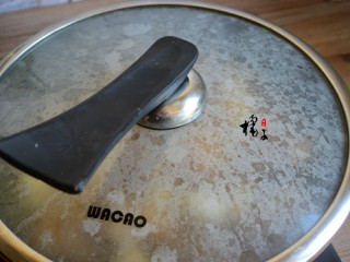 9、红烧芋头排骨,盖上锅盖，大火烧开，转成小火炖30分钟