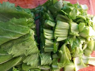 2、芥菜炒笋,芥菜清洗干净沥干水分，切成段待用。