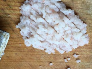 2、辅食计划+虾蓉玉米杂蔬羹,虾仁剁成蓉。