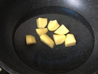 3、辅食计划+虾蓉玉米杂蔬羹,土豆去皮切块放锅中煮熟。