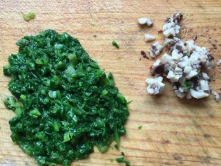 5、辅食计划+虾蓉玉米杂蔬羹,菠菜和香菇剁成蓉。