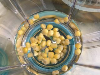 8、辅食计划+虾蓉玉米杂蔬羹,玉米粒加500毫升水打成玉米汁。