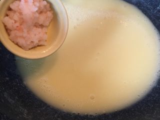 11、辅食计划+虾蓉玉米杂蔬羹,开小火，加入虾蓉搅拌均匀。