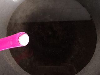 3、蜜汁红枣酿苦瓜,锅中倒入适量清水，加入少许盐