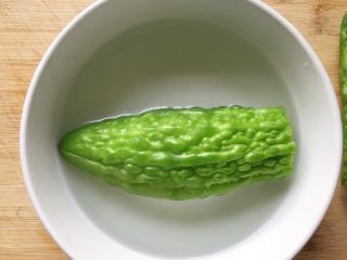 5、蜜汁红枣酿苦瓜,捞出放入事先准备好的凉白开水中拔一下备用。