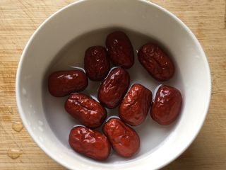 6、蜜汁红枣酿苦瓜,将红枣清洗干净。
