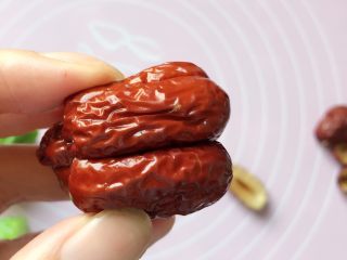 8、蜜汁红枣酿苦瓜,接着把枣卷起来，看苦瓜的中空部分有多大，就卷几个红枣